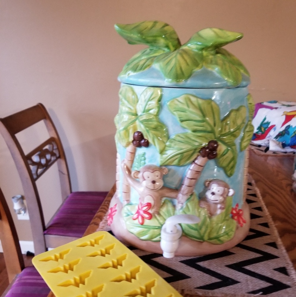 Drink dispenser & FREE Wonder Woman cube trey